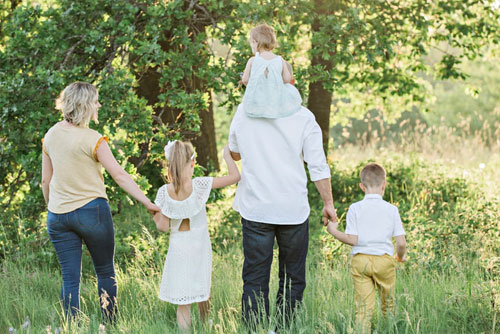 Familie geht spazieren Famienspaziergang