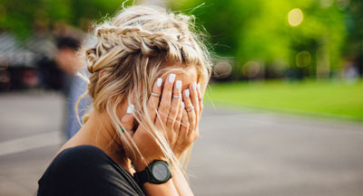 Blonde Frau, Hände vor dem Gesicht Frau Blond