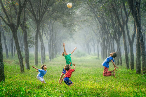 Kinder spielen Ball Kinder spielen